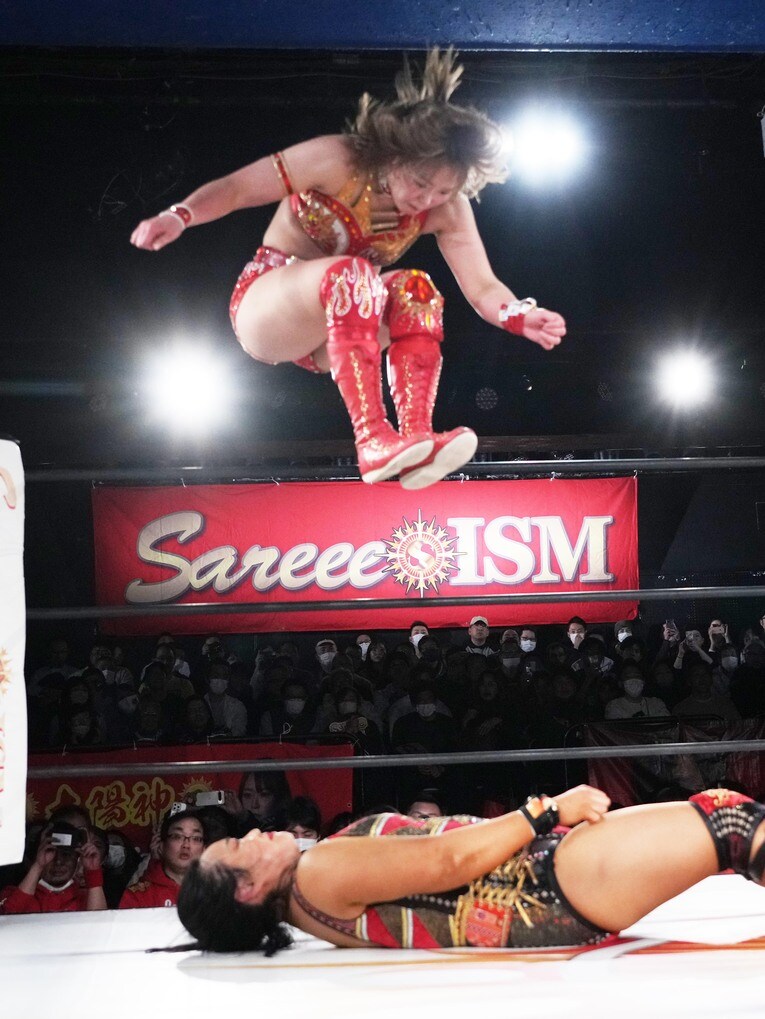 コーナーから里村明衣子を踏みつけにいくSareee　©Essei Hara