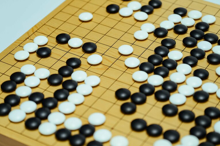 撮影時の碁盤は祖父母からの小学校の入学祝で、今も研究に使用　©Ichisei Hiramatsu