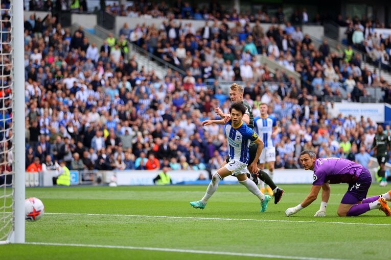 前半21分、相手GKマッカーシーのパスミスを奪ってシュート。決定的な場面だったが、ボールは左ポストに当たってしまう　©Getty Images