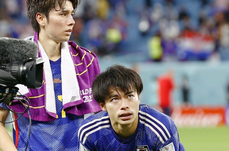 PK戦の末、クロアチアに敗れ呆然とする三笘薫（右）と田中碧。英国メディアから「ニッポンは誇りに思うべき」「残念でならない」の声が相次いだ ／ photograph by KYODO