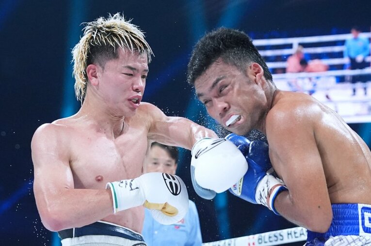 ジェルウィン・アシロ（右）に判定3-0で勝利し、WBOアジアパシフィック王者となった那須川天心。大方の予想以上に「苦戦」した理由とは ／ photograph by Naoki Fukuda