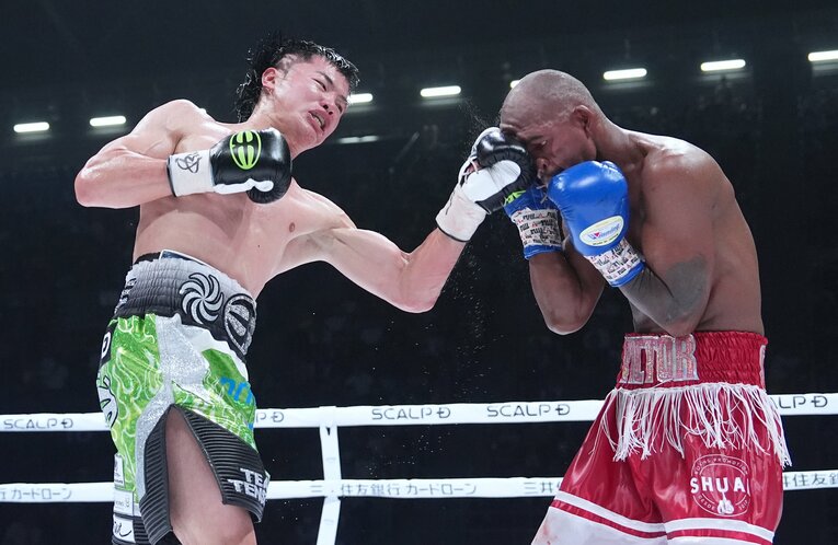 サンティリャンの顔面をとらえた那須川天心のカエルパンチ（左アッパー） ©Naoki Fukuda