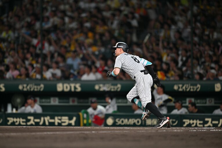 【連続写真】サトテルの見事な一発！　©Hideki Sugiyama