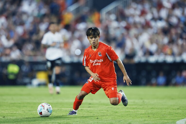 パスを受ける瞬間、久保の半径1.5m以内に相手マーカーの姿が映り込まなかった