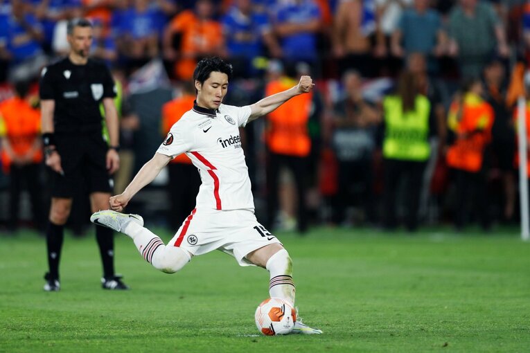 鎌田大地の号泣と“日の丸スパイク”に思い出す4年前の「カタールW杯には絶対出たいですよ」 長谷部誠とのEL優勝写真に“秘められた熱量”とは(36)