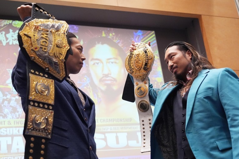 1月4日、東京ドームでのダブルタイトル戦が決まったIWGP世界ヘビー級王者の竹下幸之助とIWGP GLOBALヘビー級王者の辻陽太。11月4日、テレビ朝日　©Essei Hara