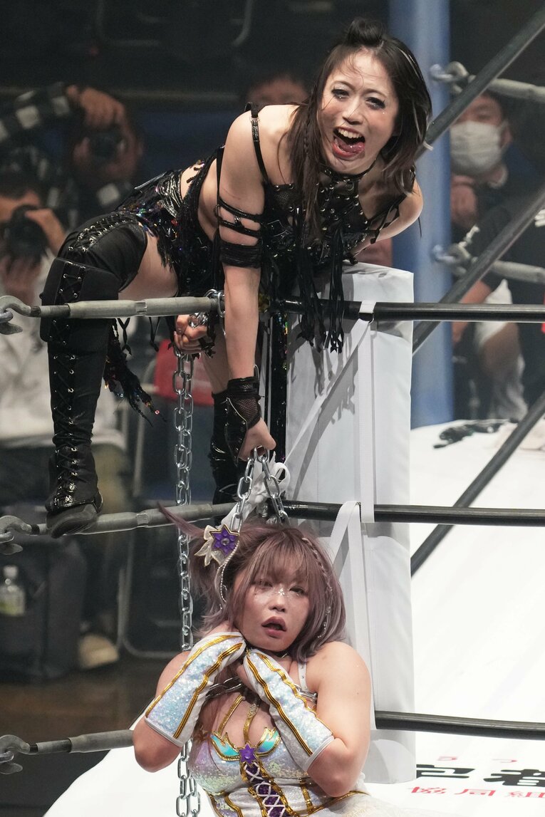 チェーンを使って中野たむを吊るす上谷沙弥　©Masashi Hara