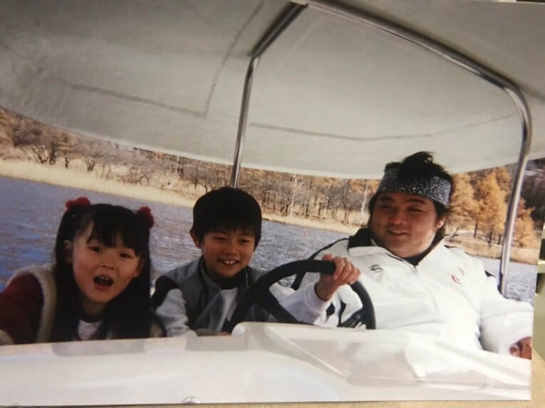 幼い大地と父・橋本真也　©本人提供