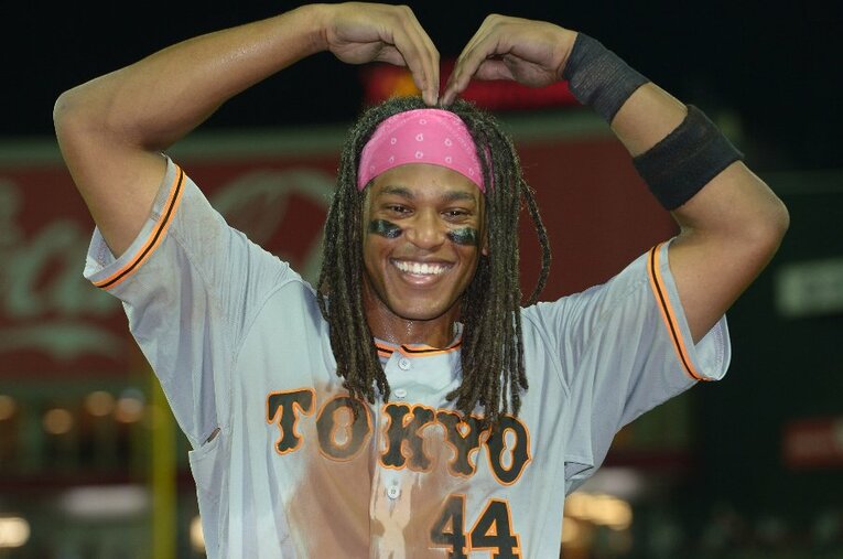 巨人のアダム・ウォーカー。トレードマークはドレッドヘアと20種類以上のヘアバンド。メジャー経験のない31歳の元・独立リーガーはまるで“プロ野球界の桜木花道”である ／ photograph by Sankei Shimbun