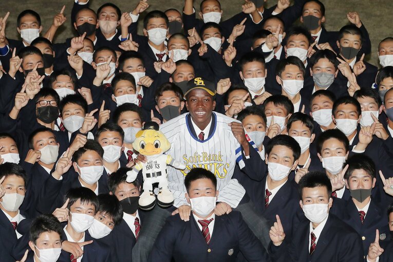 ソフトバンク1位、イヒネ・イツア（誉／内野手）。ナイジェリア人の両親から受け継ぐ高い身体能力を生かしたプレーが持ち味　©︎JIJI PRESS