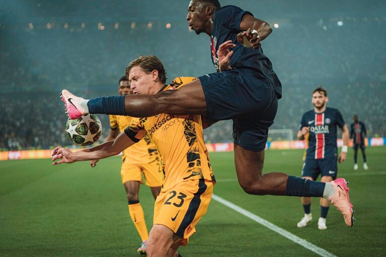 CKを防ぎつつボールを残したパチョのプレー。これが2点目の契機となった　©Taisei Iwamoto