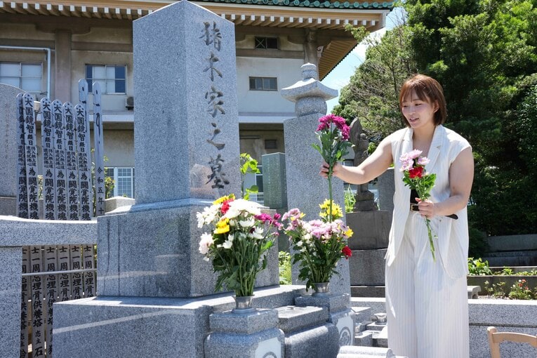 花を手向けるSareee　©Essei Hara