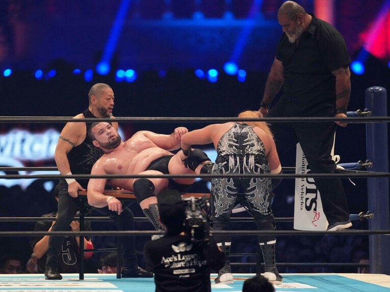 テーブルに寝かされるウルフアロン　©Essei Hara