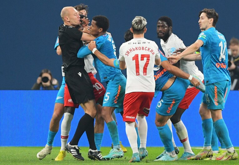 写真は昨年11月のロシアカップ、ゼニト・サンクトペテルブルク対スパルタク・モスクワの試合。大乱闘が起き、6人が退場する事態に　©JIJI PRESS