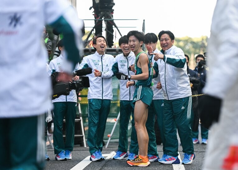 ゴールテープを切ると、真っ先にタスキをつないだ仲間たちの元へ駆け寄った中倉　©︎Nanae Suzuki