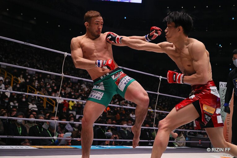 決勝でも右のパンチを出す場面があった朝倉。「壊れてもいい」という覚悟だった　©RIZIN FF