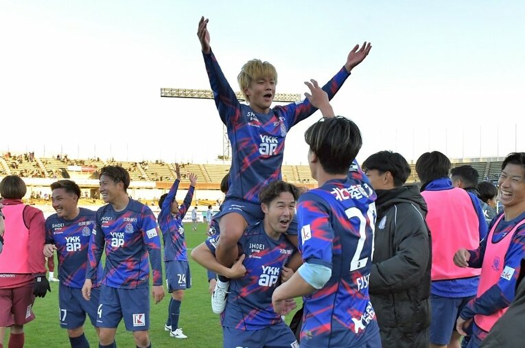 昨季のJ2最終節で奇跡の残留を果たしたカターレ富山。殊勲のゴールをあげたのは18歳（当時）の高卒ルーキー・亀田歩夢だった ／ photograph by KATALLER TOYAMA