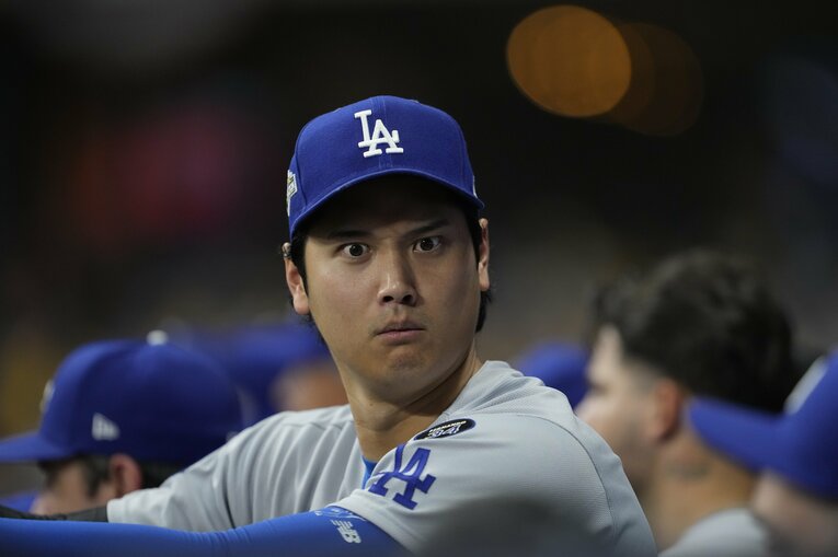 ベンチで変顔をする大谷さん　©Getty Images