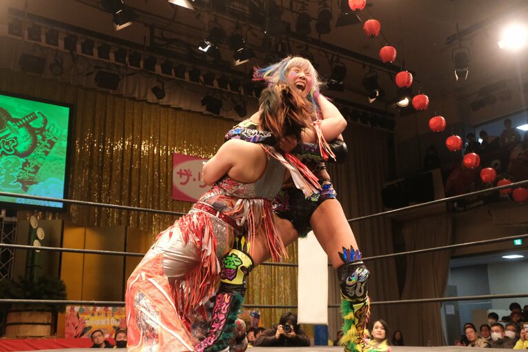 「スターダムをクビになって…」人気女子プロレスラーが初告白　ウナギ・サヤカ“超満員の自主興行”に密着して感じた「不思議な風格」(74)