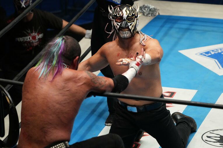 葛西純とタッチするエル・デスペラード