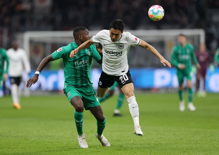 テュラムに対応する長谷部　©Getty Images