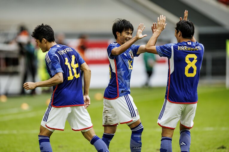 三笘のゴールを祝福する原口　©Kiichi Matsumoto