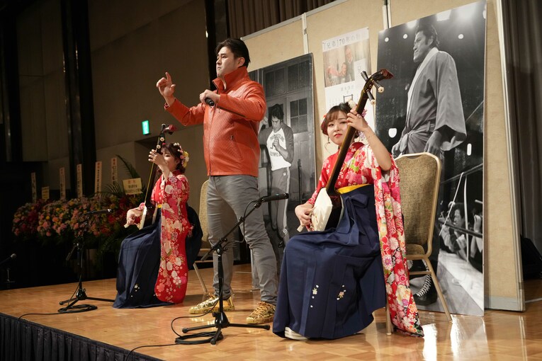 津軽三味線の北村姉妹と杉野強　©Essei Hara