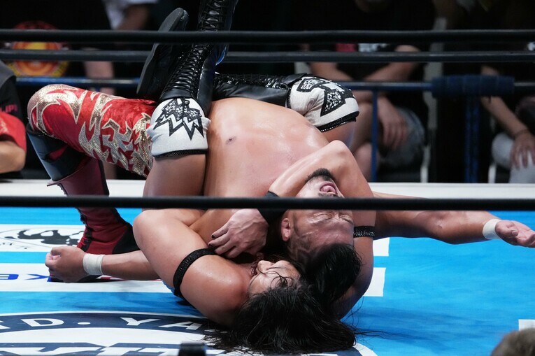 Plus Ultra（チキンウィングフェイスロック）で鷹木信悟を捕らえた竹下幸之介　©Essei Hara