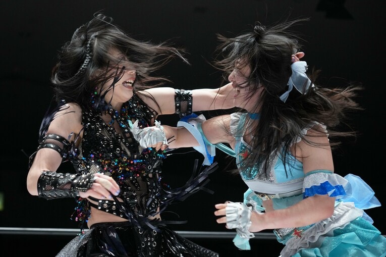 激しく殴りあう上谷沙弥と玖麗さやか　©Essei Hara