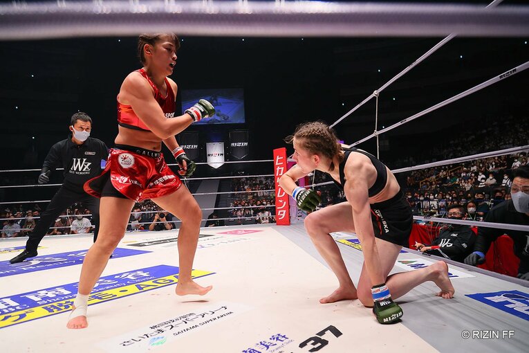 アナスタシアの顔面を捉えたRENAの強烈なハイキック（別アングル）　©RIZIN FF