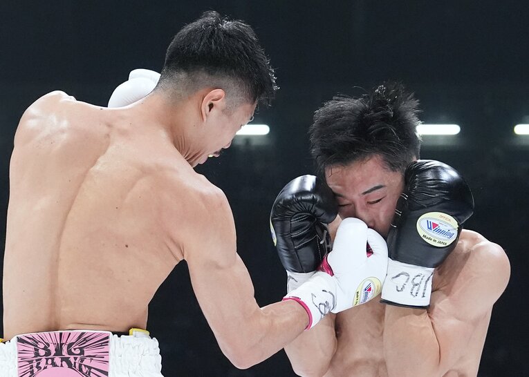 中谷潤人は得意の右アッパーをこれでもかと連打した　©Naoki Fukuda