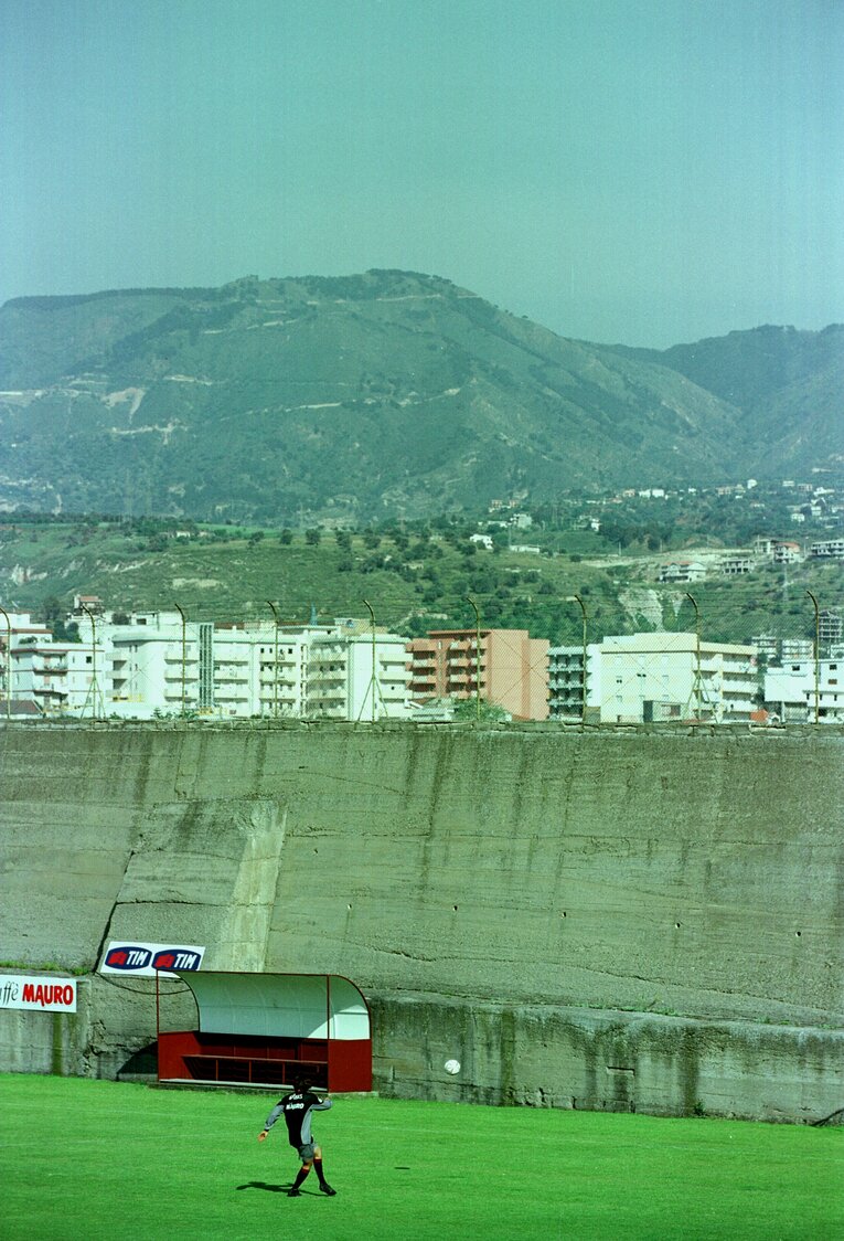 壁に向かってボールを蹴る中村俊輔　©Sports Graphic Number