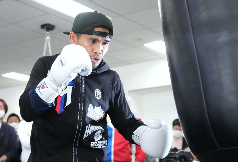 サンドバッグにパンチを打ち込むタパレス　©Naoki Fukuda