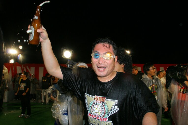 ビールかけで日本一を喜ぶロッテ初芝清（2005年）©︎Tamon Matsuzono