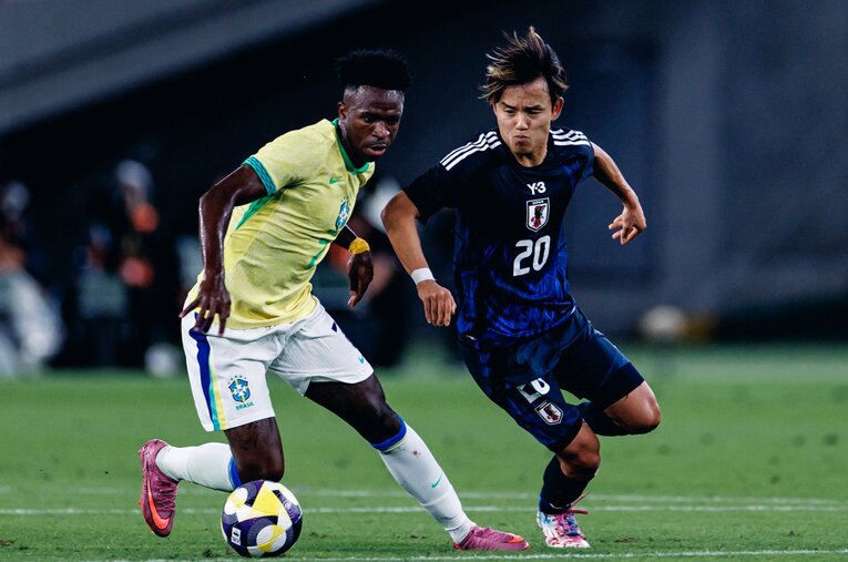 ビニシウス・ジュニオールと久保建英のマッチアップ。所属クラブでの日常の戦いから、日本代表選手はハイレベルな競争でタフになっている ／ photograph by Kiichi Matsumoto