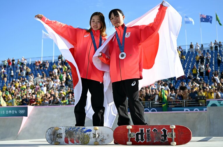 スケボー女子ストリートで金銀メダルを獲得した吉沢恋（左）と赤間凛音。同じ2009年生まれだが、そのキャリアには意外な差が ／ photograph by Asami Enomoto／JMPA