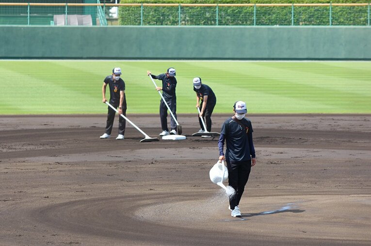 近畿大会を裏方としてサポートした国立和歌山大学の野球部員。6月6日に開幕する全日本大学野球選手権に出場する ／ photograph by Fumi Sawai