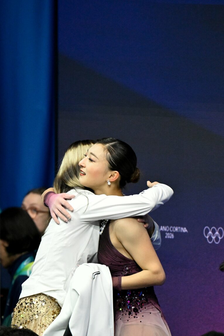 演技終了後、アリサ・リュウと称え合う坂本　©Asami Enomoto／JMPA