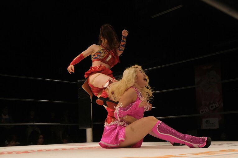 “闘うバービー人形”の急成長…見た目は派手でも練習熱心、Chi Chiをベテラン選手も絶賛「いきなり髪の毛掴んできたからね（笑）」(44)