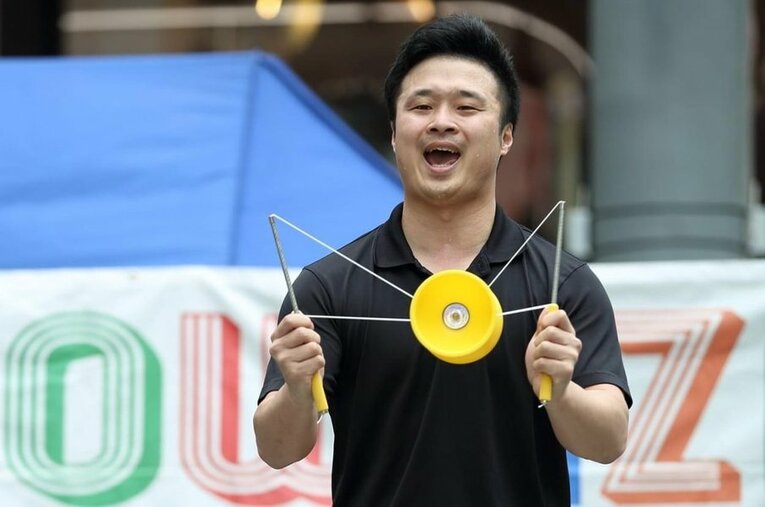 中3で単身渡米し、世界を旅してきた大道芸人「ちゃんへん.」。W杯といった世界大会を勝ち抜くために、ストイックに技を磨いてきた ／ photograph by CHANG-HAENG