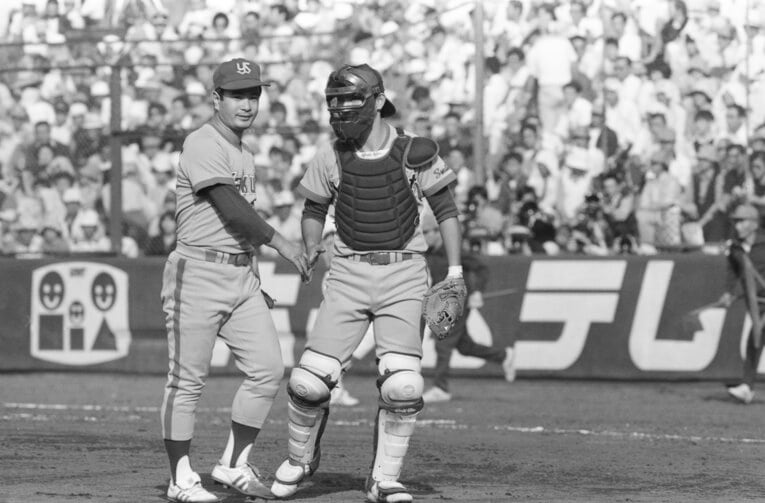 左のエース・安田猛と握手を交わす大矢明彦。現役時代は投手によってミットを使い分けていた　©JIJI PRESS