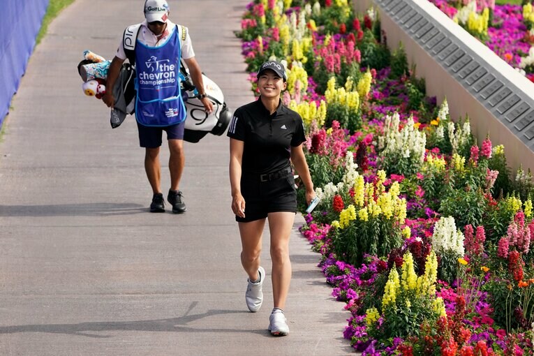 最終日18番ホールのグリーンへ向かう渋野　©︎Shizuka Minami
