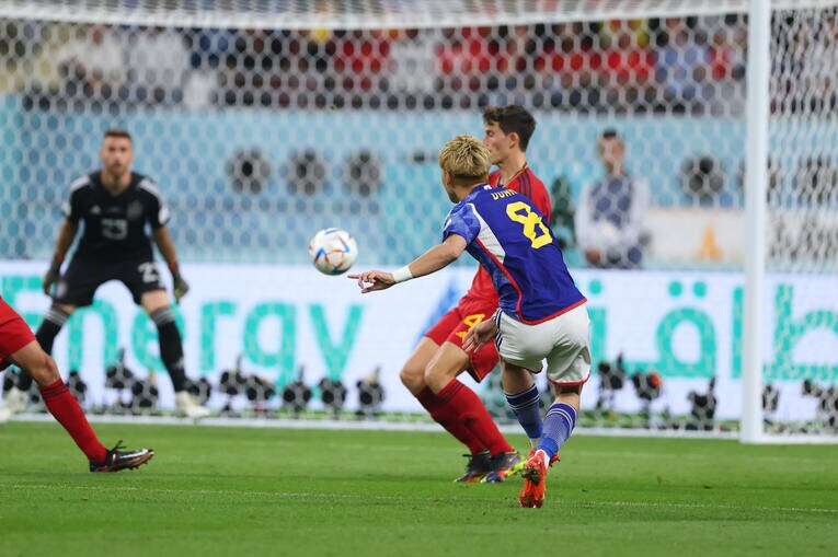 同点ゴールとなった堂安のミドルシュート　©AFLO