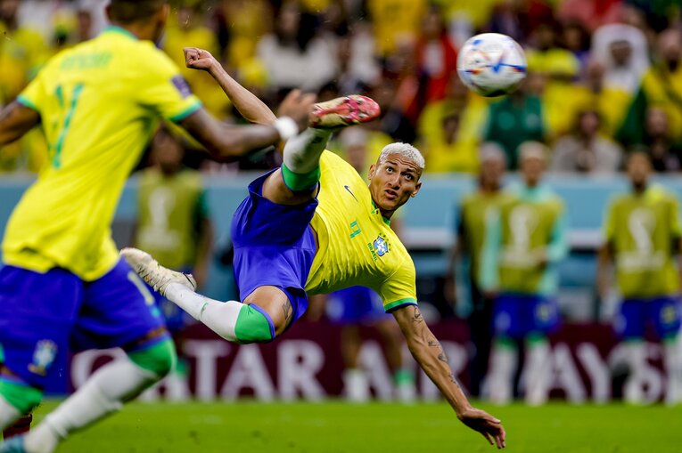 リシャルリソンのスーパーボレー弾　©Kiichi Matsumoto/JMPA