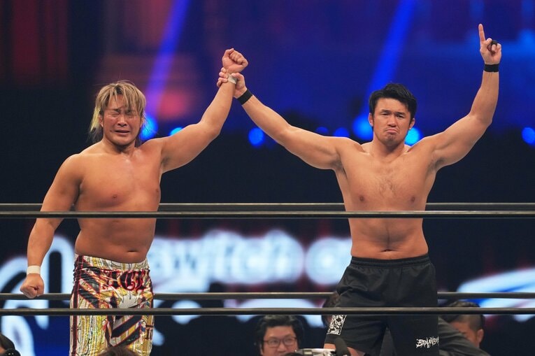 号泣する棚橋弘至を讃える柴田勝頼　©Essei Hara