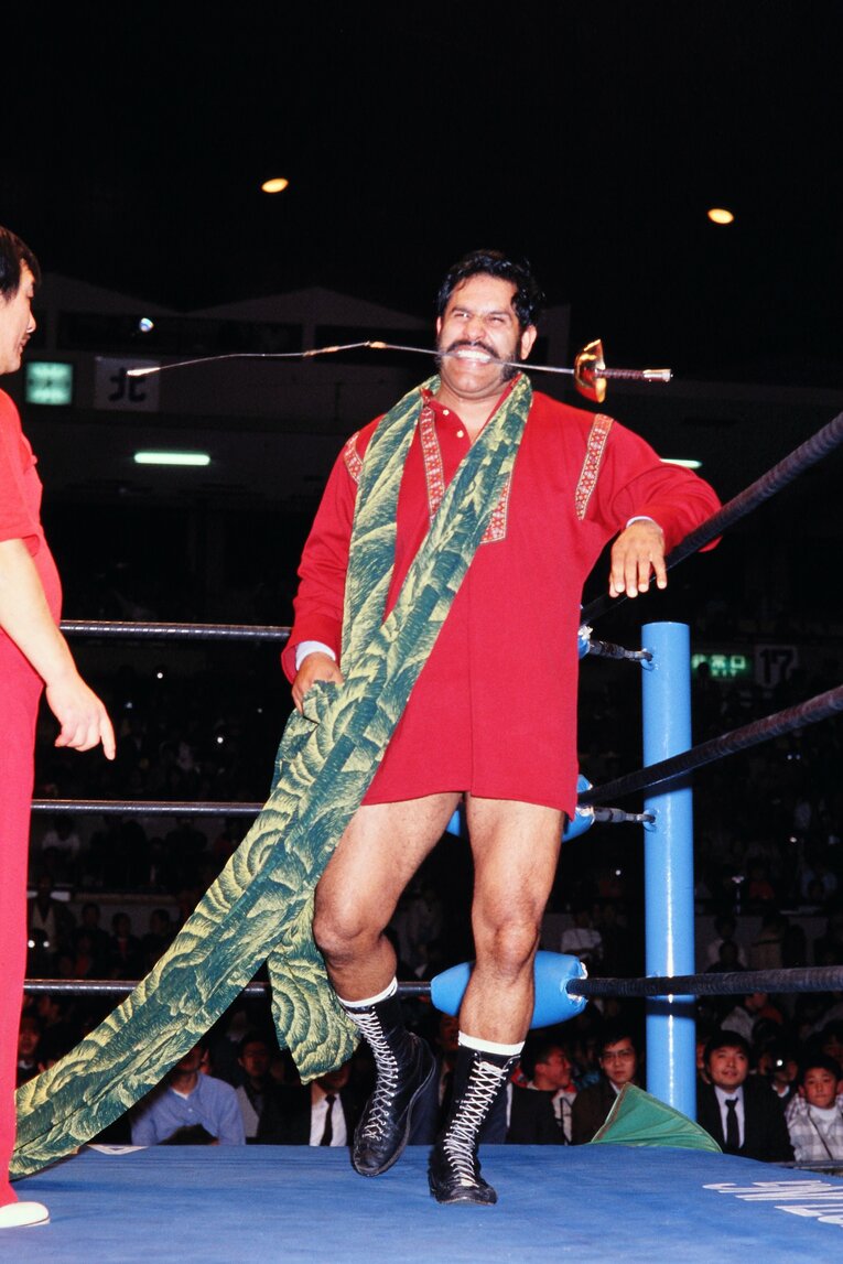 サーベルを咥えるタイガー・ジェット・シン　©AFLO