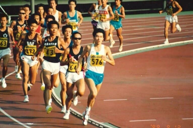 1999年の日本インカレ5000mで先頭を走る東大の新妻拓弥。後ろには永田宏一郎（鹿屋体大）や徳本一善（法大）といった往年の名ランナーの姿も　©本人提供