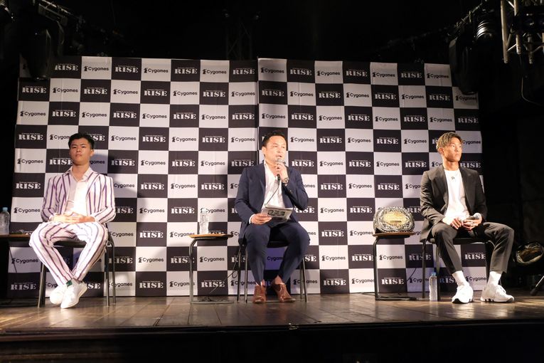 会見に臨んだ那須川天心と鈴木真彦