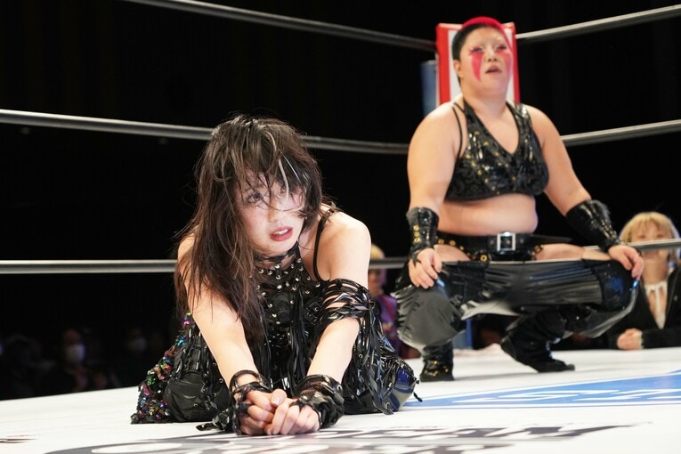 中野たむ、玖麗さやか組に敗れ、愕然とした表情を浮かべる上谷沙弥　©Essei Hara