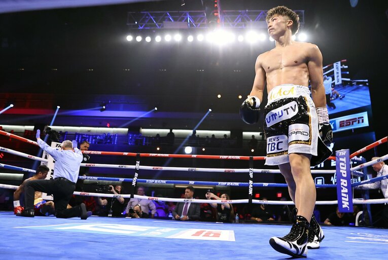 3回TKO勝ちしたダスマリナス戦 ／ photograph by Getty Images